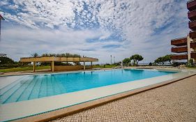 Stylish One Bedroom Apartment With Swimming Pool